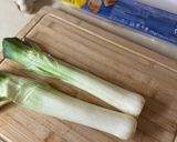 Hagymaleves gluténmentes sajtos baguette szeletekkel recept fázis 1 fotója