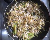 Foto langkah ke 2 dari resep Tumis tahu tauge sosis.