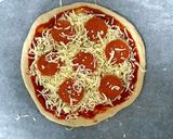 Foto del paso 10 de la receta 🍕Pizzas de pepperoni y dos quesos🧀 con masa casera
