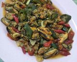 Foto langkah ke 4 dari resep Tumis kerang kupas.