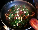 Foto del paso 8 de la receta: Col kale salteada con uvas pasas y piñones - veggie