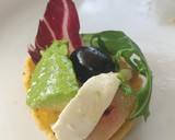 Foto del paso 3 de la receta: Ensalada de rúcula y canónigos, con foie, queso fresco y aguacate