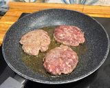 Foto del paso 1 de la receta: Hamburguesa de corzo con huevo trufado
