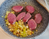 Foto del paso 2 de la receta: Solomillo de cerdo salteado con puerros y champiñones