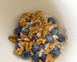 Foto del paso 1 de la receta: Bol de yogur griego, arándanos, copos de avena y nueces