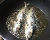 Foto langkah ke 2 dari resep Ikan Pesmol Bumbu Kuning.