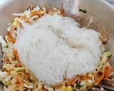 Foto langkah ke 6 dari resep Pastel Bihun Sayur (Adonan Tanpa Telur).