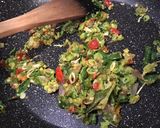 Foto langkah ke 2 dari resep Ayam goreng daun melinjo.
