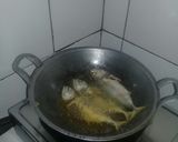 Foto langkah ke 2 dari resep Ikan kembung bumbu kuning.