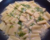 Foto del passaggio 10 della ricetta Paccheri con pesce, peperoni corno e olio aromatizzato con menta e basilico