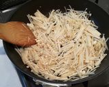 Foto langkah ke 2 dari resep Sup Enoki Telor aroma bawang putih.