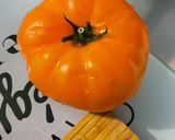 Une image de l'étape 1 de Salade de tomates tricolores aux oignons nouveaux et fromage frais.