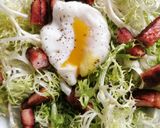Foto del paso 7 de la receta: Ensalada de lechuga frisée, tocino y huevo poché