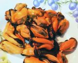 Foto del paso 1 de la receta: Patatas con mejillones y langostinos sobre alioli