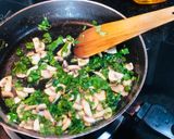 A picture of step 2 of Spinach mushroom omelette with flavour of garlic.