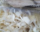 Foto langkah ke 1 dari resep Tumis suir tongkol jamur.