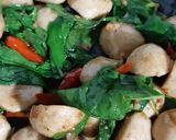 รูปขั้นตอนการทำที่ 3 ของ "ลูกชิ้นหมูผัดกะเพรา" Stir Fried Pork Ball with Basil 🐷🌿🌶