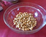 Foto del passaggio 2 della ricetta Insalata di ceci con pomodorini, olive nere e acciughe