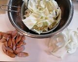 Foto langkah ke 1 dari resep Japanese Napolitan Spaghetti with Cabbage.