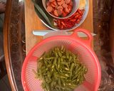 Foto langkah ke 1 dari resep Tumis Buncis Sosis Merah.