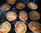 صورة لخطوة 2 من وصفة ميني بيتزا 🍕