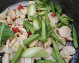 รูปขั้นตอนการทำที่ 4 ของ ราดหน้าเส้นหมี่ผัดไข่ใส่ลูกชิ้น,เห็ด,คะน้า#48