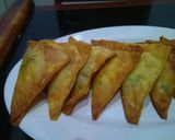 Foto langkah ke 5 dari resep Pangsit goreng segitiga isi jagung manis dan daun bawang.