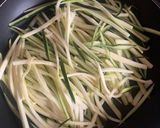 Foto del paso 6 de la receta: Tallarines de calabacín con salsa de champiñones, cebolla y queso