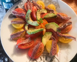 Foto del paso 2 de la receta: Ensalada de tomate, aguacate y anchoas