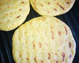 Foto del paso 3 de la receta: Arepas de harina de maíz con Chía y Avena!
