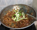 A picture of step 5 of Caramelized Spicy Anchovies / Ikan Bilis.
