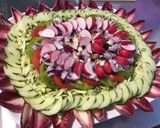 Une image de l'étape 15 de Salade composée multicolore (céleri,tomates,courgette,oignon,radis,concombre,champignons,endives).