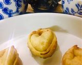 A picture of step 2 of Wonton surprise 👍❤️👍.