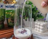 Foto langkah ke 2 dari resep 🍓Strawberry Matcha Latte 🍵.