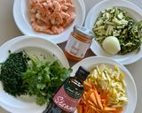 Une image de l'étape 1 de Pad Thaï aux légumes et aux crevettes.