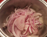 Foto del paso 13 de la receta: Lomo de cordero, con cebollas caramelizda, cirulas, pasas y crujiente de almendras