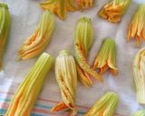 Foto del passaggio 1 della ricetta Fiori di zucchina al forno