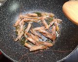 Foto del paso 1 de la receta: Calamares con tomate, almejas y gambas