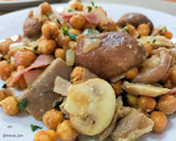 Foto del paso 7 de la receta: Salteado de garbanzos especiados con sofrito de setas, cebolla y bacon