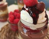 Foto del paso 10 de la receta: Arroz con leche, bizcocho especiado, crema inglesa de chocolate negro y mermelada de frambuesas