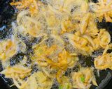 A picture of step 9 of Pakoray ki curry.
