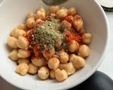 Foto del paso 3 de la receta: Garbanzos crujientes en airfryer con zaatar libanés