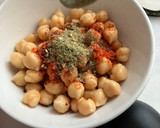 Foto del paso 3 de la receta: Garbanzos crujientes en airfryer con zaatar libanés