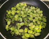 Foto del paso 3 de la receta: Paella de habas tiernas con su vaina