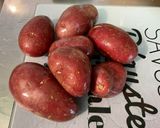 Une image de l'étape 1 de Pommes de terre rouges à l'ail rose et herbes de Provence.