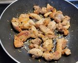 Foto del paso 1 de la receta Ensalada de canónigos, manzana, frutos secos y pollo con mostaza y miel 😋