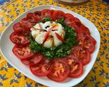 Une image de l'étape 7 de Salade composée de tomates et persil à la mozzarella di buffala et crème de balsamique.