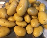 Une image de l'étape 1 de Pommes grenailles rôties en cocotte à l'ail, oignon de roscoff et herbes de Provence.