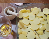 Foto del paso 3 de la receta: Muslos de pollo con patatas en salsa de licor 43