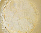 Foto del paso 4 de la receta: Cheesecake de frutillas 🍓y leche condensada sin horno